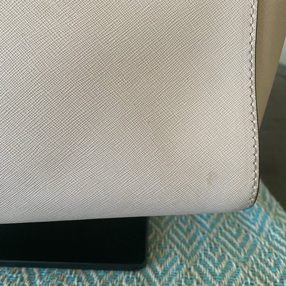 Michael Kors Small Tote (Light Pink) w/Gold Hardware. - Picture 7 of 14